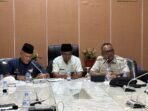 Staf Ahli Pemkot Bengkulu, Eddy Herianto (Tengah) didampingi Plt Kadisperindag Kota Bengkulu, Fitriansyah dan Kepala Satpol PP Kota Bengkulu, Sahat Sitomorong saat memberikan penjelasan tentang Jalan Kedondong jadi lokasi pasar subuh di kawasan Pasar Panorama, Kota Bengkulu.(Foto/Ist)