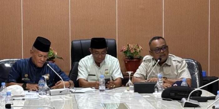 Staf Ahli Pemkot Bengkulu, Eddy Herianto (Tengah) didampingi Plt Kadisperindag Kota Bengkulu, Fitriansyah dan Kepala Satpol PP Kota Bengkulu, Sahat Sitomorong saat memberikan penjelasan tentang Jalan Kedondong jadi lokasi pasar subuh di kawasan Pasar Panorama, Kota Bengkulu.(Foto/Ist)