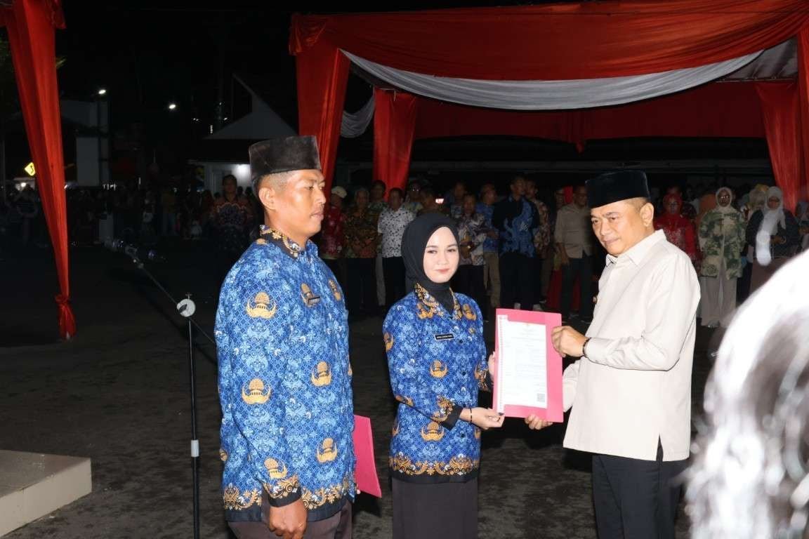 Bupati Bengkulu Tengah, Rachmat Riyanto menyerahkan surat keputusan (SK) pengangkatan PPPK Paruh Waktu dilingkup Pemkab Bengkulu Tengah, Sabtu 31 Januari 2026.(Foto/Ist)