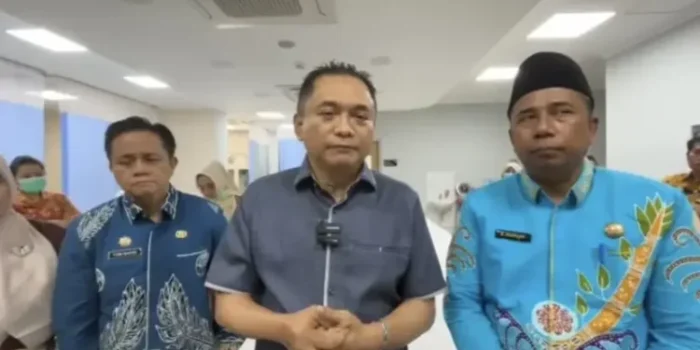 Bupati Rachmat Riyanto didampingi Sekda Tomi Marisi (kiri) melakukan sidak ke RSU Sungai Lemau untuk memastikan pelayanan di rumah sakit ini berjalan baik.(Foto/Ist)