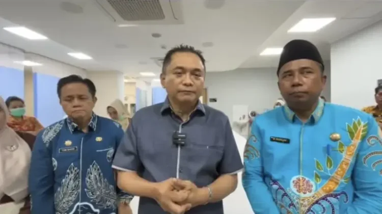 Rachmat Sidak RSU Sungai Lemau Bupati Rachmat Riyanto didampingi Sekda Tomi Marisi (kiri) melakukan sidak ke RSU Sungai Lemau untuk memastikan pelayanan di rumah sakit ini berjalan baik.(Foto/Ist)