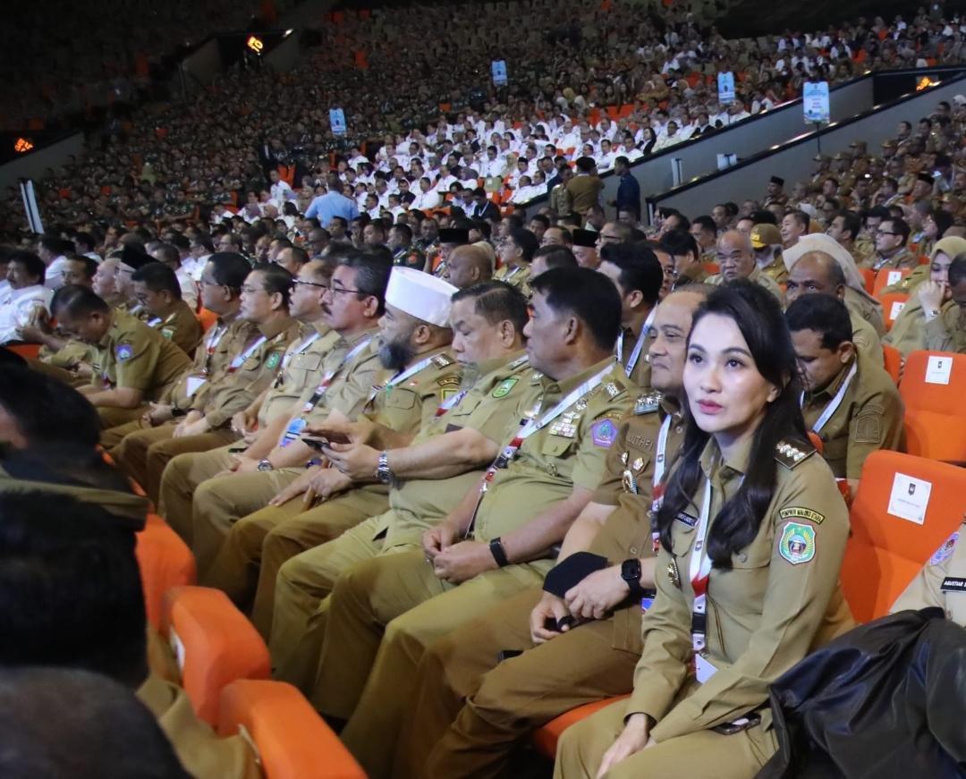 Gubernur Bengkulu, Helmi Hasan (pakai peci hitam) mengikuti rakornas gubernur, bupati dan wali kota se-Indonesia dihadiri langsung Presiden RI, Prabowo Subianto, di Bogor, Senin 2 Februari 2026.(Foto/Ist)