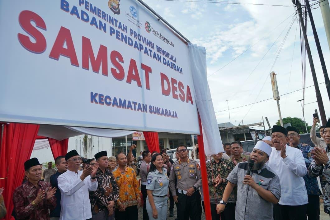 Resmikan Samsat Desa Gubernur Bengkulu, Helmi Hasan meresmikan pelayanan Samsat Desa di Kecamatan Sukaraja, Kabupaten Seluma, Kamis 19 Februari 2026.(Foto/Ist)