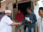 Safari Helmi di Manna Gubernur Bengkulu, Helmi Hasan memberikan bantuan kepada warga Manna, Bengkulu Selatan ketika melakukan Safari Ramadan ke kabupaten tersebut.(Foto/Ist)