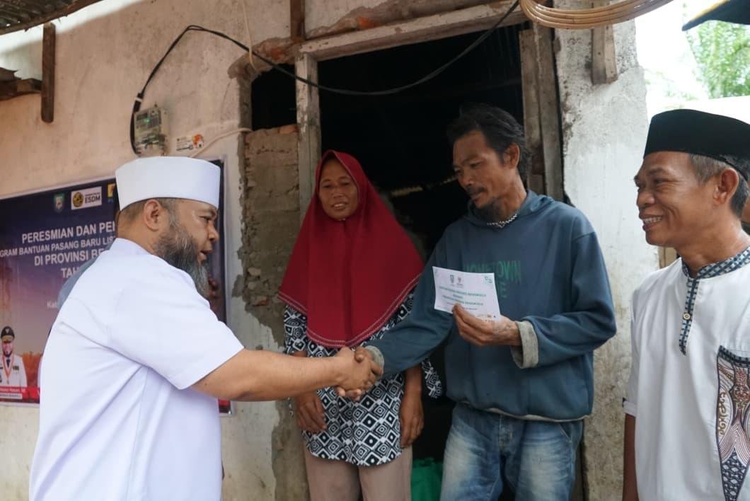 Safari Helmi di Manna Gubernur Bengkulu, Helmi Hasan memberikan bantuan kepada warga Manna, Bengkulu Selatan ketika melakukan Safari Ramadan ke kabupaten tersebut.(Foto/Ist)