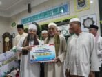 Safari Serahkan Bantuan Masjid Dalam lawatan Safari Ramadan di Kabupaten Kaur, Gubernur Bengkulu, Helmi Hasan menyerahan bantuan pembangunan masjid di Kota Bintuhan.(Foto/Ist)