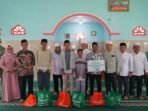 Salurkan Bantuan Baznas Safari di BS Gubernur Bengkulu Helmi Hasan menyerahkan bantuan Baznas Provinsi Bengkulu kepada sejumlah kaum dhuafa dan anak yaim ketika melakukan safari Ramadan di ke Bengkulu Selatan.(Foto/Ist)