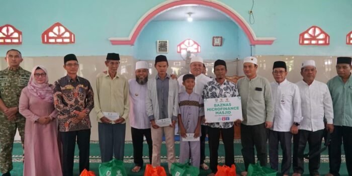 Gubernur Bengkulu Helmi Hasan menyerahkan bantuan Baznas Provinsi Bengkulu kepada sejumlah kaum dhuafa dan anak yaim ketika melakukan safari Ramadan di ke Bengkulu Selatan.(Foto/Ist)
