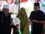 Serahkan Kunci Rumah Gub dan Wagub Gubernur Bengkulu Helmi Hasan (kiri) didampingi Wagub, Mian menyerahkan kunci rumah kepada warga Desa Pito, Kabupaten Kepahiang setelah dibeda oleh Baznas dan Pemprov Bengkulu beberapa waktu lalu.(Foto/Ist)
