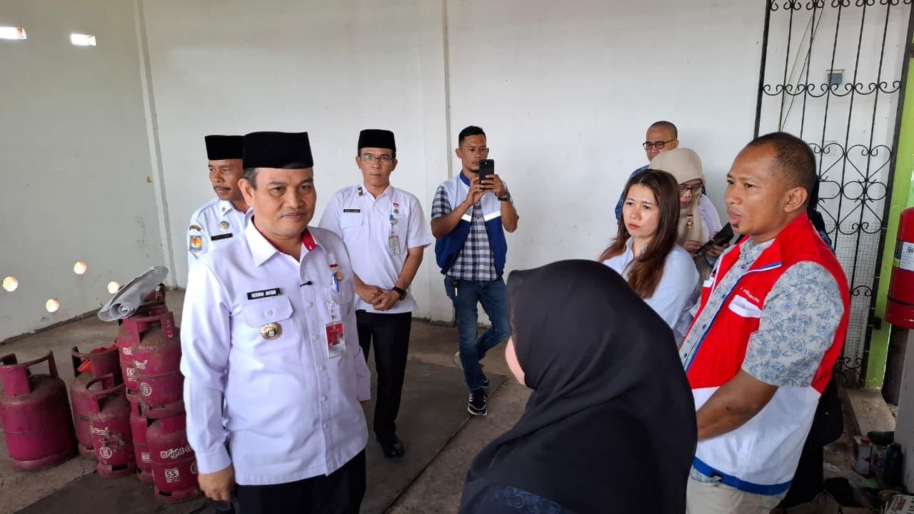 Sidak Gas Elpiji Hasapi Ramadan Sekda Bengkulu, Herwan Antoni dan Pertamina Bengkulu melakukan sidak ke pangkalan dan agen gas elpiji subsidi 3 kg untuk memastikan stok selama Ramadan hingga Idulfitri 1447 Hijriah dalam kondisi aman.(Foto/Ist)