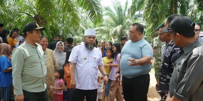 Gubernur Bengkulu, Helmi Hasan disampingi Bupati Bengkulu Selatan, Rivai Tajudin (kanan) dan Sekda Provinsi Bengkulu, Herwan Antoni (kiri) meninjau pembangunan yang dikerjakan TMMD 2025 dan akan dilanjut pada 2026 ini.(Foto/Ist)