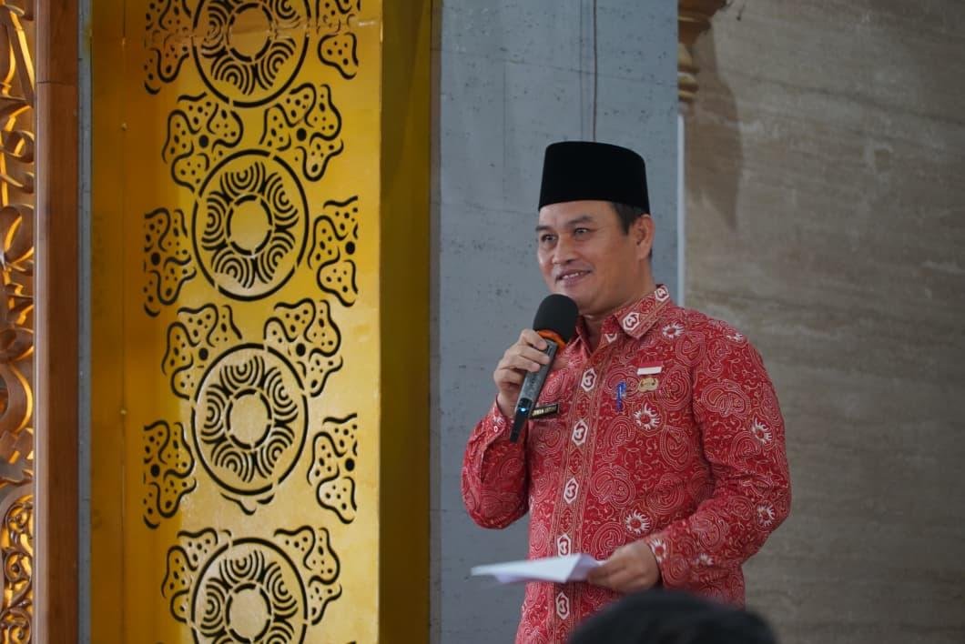 Sekda Bengkulu. Herwan Antoni memberikan sambutan pada acara Tablikgh Akbar di Masjid Raya Baitul Izzah, Kota Bengkulu dalam rangka menyambut datang bulan suci Ramadan.(Foto/Ist)
