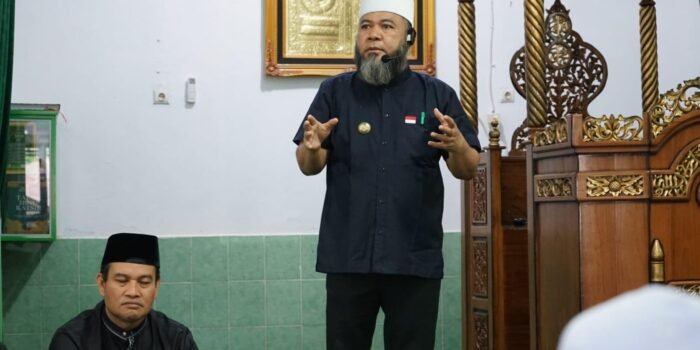 Gubernur Bengkulu, Helmi Hasan memberikan tausiah di Masjid At Taqwa Air Muring, Bengkulu Utara dalam rangka Safari Ramadan Pemprov Bengkulu.(Foto/Ist)