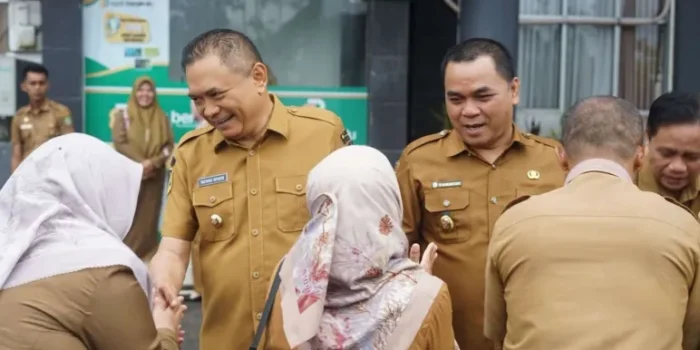 Bupati dan Wabup Benteng, Rachmat Riyanto-Tarmizi bersilaturahmi dengan para pejabat dan ASN pemkab setempat usai memimpin apel gabungan hari pertama masuk kantor usai libur nasional Idulfitri 1447 Hijriah.(Foto/Ist)
