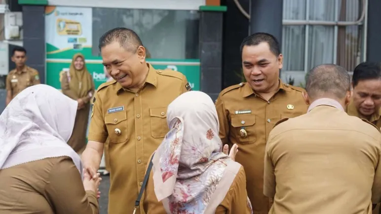 Bupati dan Wabup Benteng, Rachmat Riyanto-Tarmizi bersilaturahmi dengan para pejabat dan ASN pemkab setempat usai memimpin apel gabungan hari pertama masuk kantor usai libur nasional Idulfitri 1447 Hijriah.(Foto/Ist)