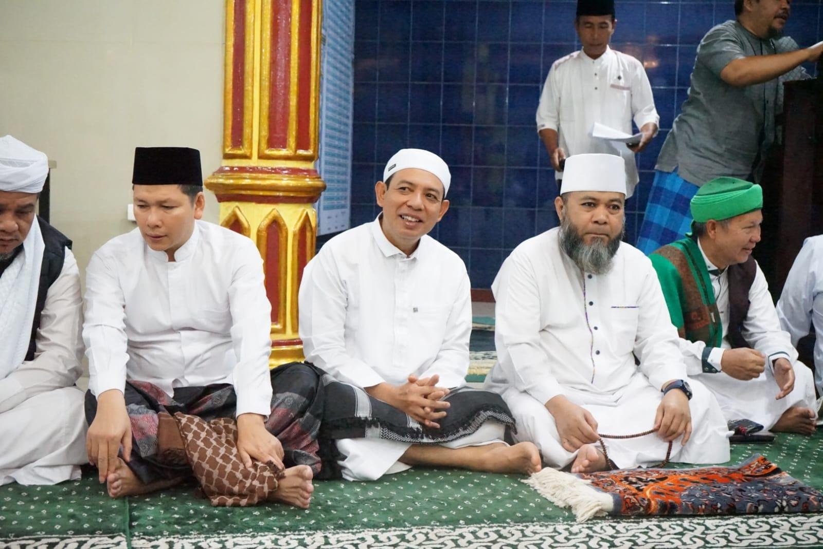 Gubernur Bengkulu, Helmi Hasan didampingi Wali Kota Bengkulu, Dedy Wahyudi melakukan Safari Ramadan di Masjid Nurul Iman, Bandara Raya, Rawa Mukmur Kota Bengkulu.(Foto/Ist)