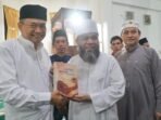 Buku Merah Putih Untuk Bupati Benteng Gubernur Bengkulu, Helmi Hasan serahkan buku Merah Putih kepada Bupati Bengkulu Tengah, Rachmat Riyanto (kiri) disaksikan Sekda Bengkulu, Herwan Antoni pada acara Safari Ramadan Pemprov Bengkulu di Kelurahan Tabah Penanjung, Minggu 1 Maret 2026.(Foto/Ist)