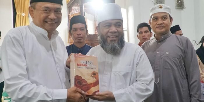 Gubernur Bengkulu, Helmi Hasan serahkan buku Merah Putih kepada Bupati Bengkulu Tengah, Rachmat Riyanto (kiri) disaksikan Sekda Bengkulu, Herwan Antoni pada acara Safari Ramadan Pemprov Bengkulu di Kelurahan Tabah Penanjung, Minggu 1 Maret 2026.(Foto/Ist)