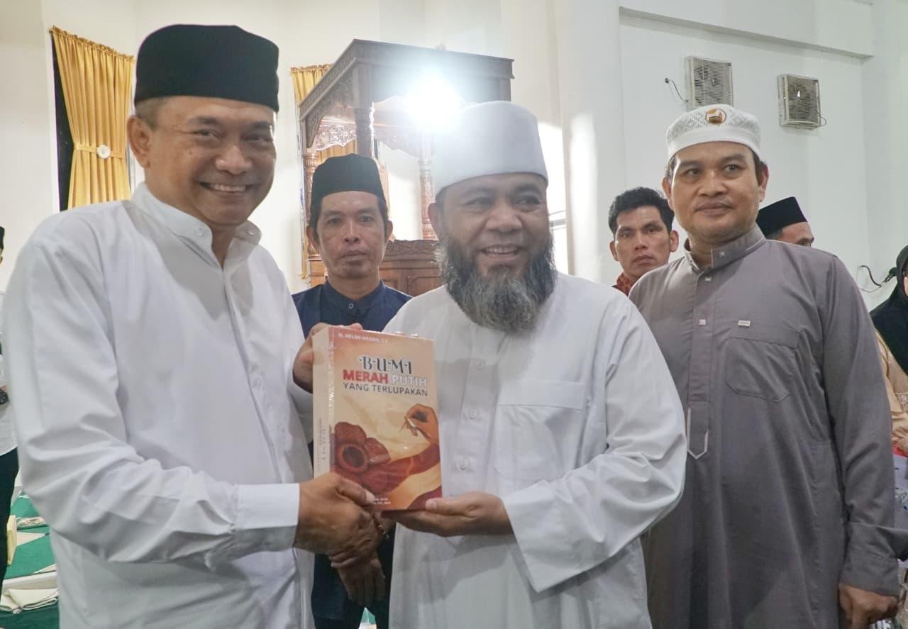 Gubernur Bengkulu, Helmi Hasan serahkan buku Merah Putih kepada Bupati Bengkulu Tengah, Rachmat Riyanto (kiri) disaksikan Sekda Bengkulu, Herwan Antoni pada acara Safari Ramadan Pemprov Bengkulu di Kelurahan Tabah Penanjung, Minggu 1 Maret 2026.(Foto/Ist)