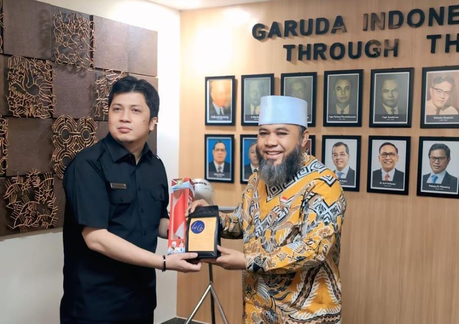 Gubernur Bengkulu, Helmi Hasan menemui Direktur Tehnik Garuda Indonesia, Mukhtaris, di Jakarta terkait rencana Garuda hentikan penerbangan dari dan ke Bengkulu dalam waktu dekat.(Foto/Ist)