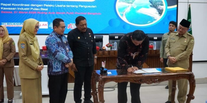 Wagub Bengkulu, Mian menyaksikan pelaku usaha menandatangi dukungan untuk merealisasikan terbentuknya kawasan industri di Pulau Baai, Kota Bengkulu.(Foto/Ist)