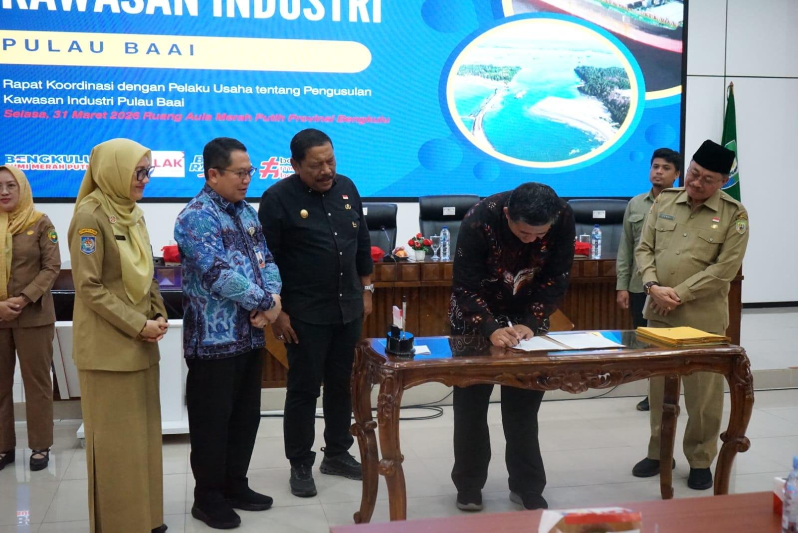 Wagub Bengkulu, Mian menyaksikan pelaku usaha menandatangi dukungan untuk merealisasikan terbentuknya kawasan industri di Pulau Baai, Kota Bengkulu.(Foto/Ist)