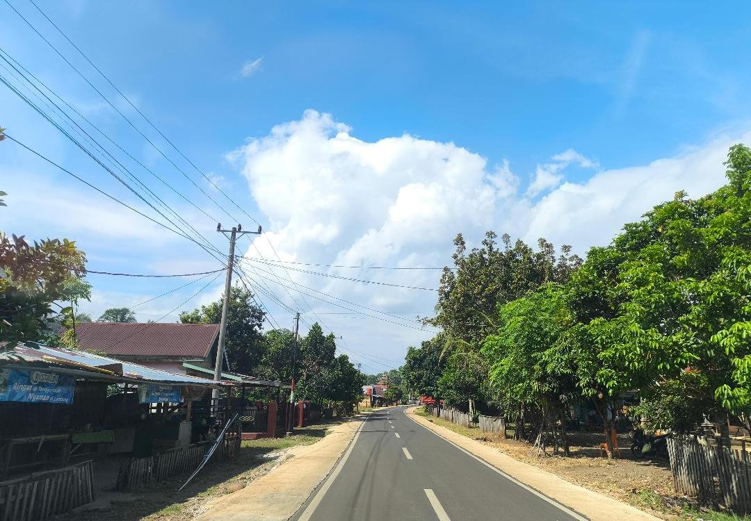 Jalan Mulus di Benteng Salah satu provinsi di Kabupaten Bengkulu Tengah dalam kondisi mulus setelah dilakukan perbaikan Pemprov Bengkulu pada tahun 2025 lalu.(Foto/Ist)