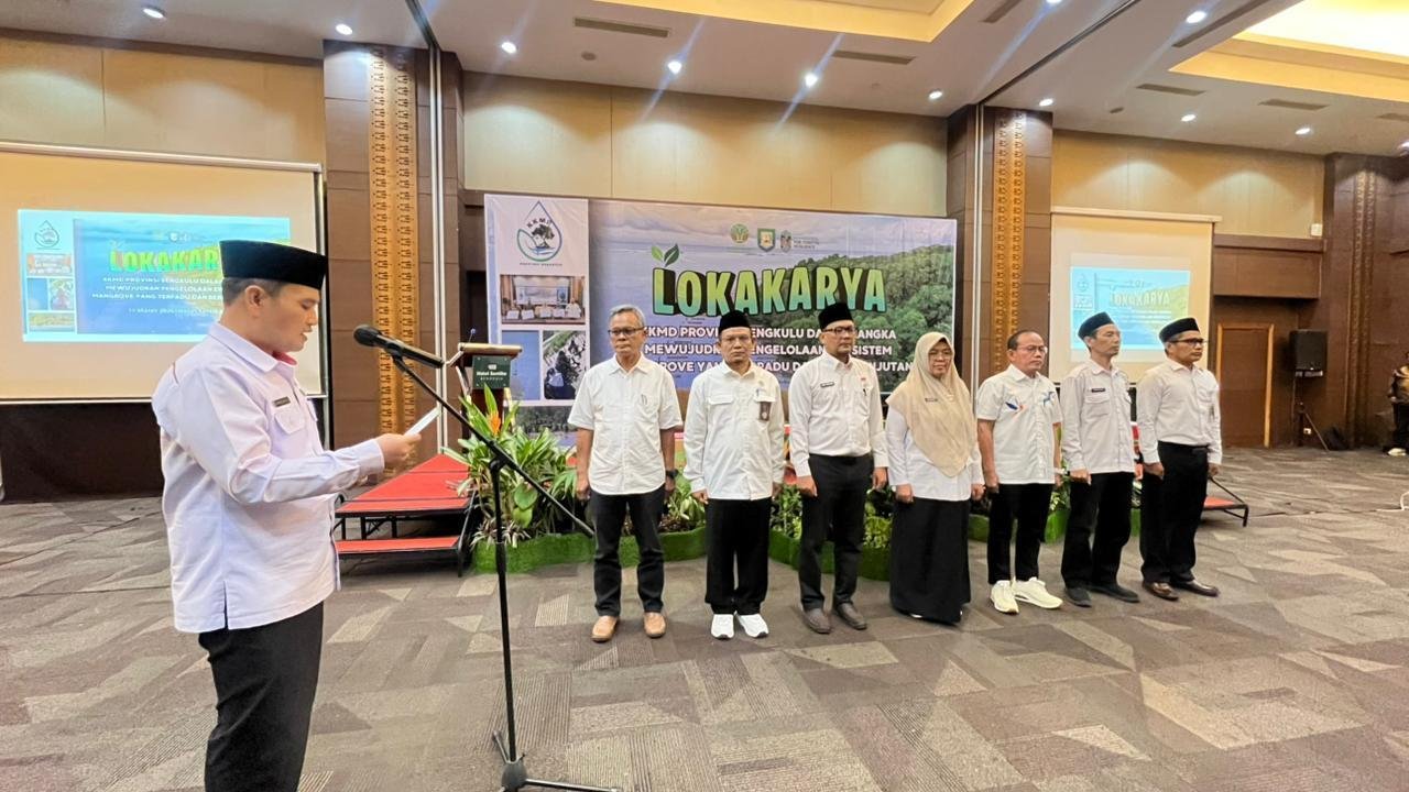 Sekdaprov Bengkulu, Herwan Antoni mengukuhkan Pengurus Kelompok Kerja Mangrove Daerah (KKMD) Bengkulu masa tugas tahun 2026.(Foto/Ist)