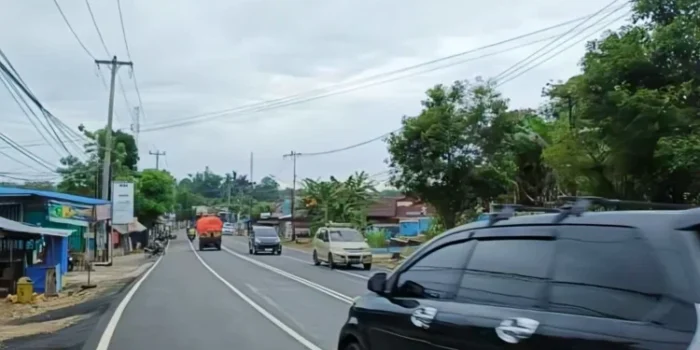 Kendaraan balik lebaran melintas di Jalinteng Sumatera ruas Bengkulu-Lubuklinggau, Sumsel pada H+10 Idulfitri 1447 Hijriah masih ramai.(Foto/Ist)