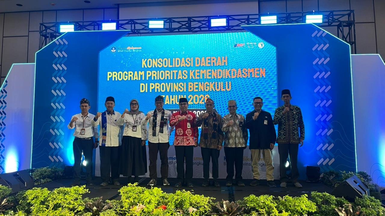 Asisten I Pemprov Bengkulu, Khairil Anwar (pakai batik merah) foto bersama usai membuka konsolidasi mutu pendidikan digelar BPMP Bengkulu.(Foto/Ist)