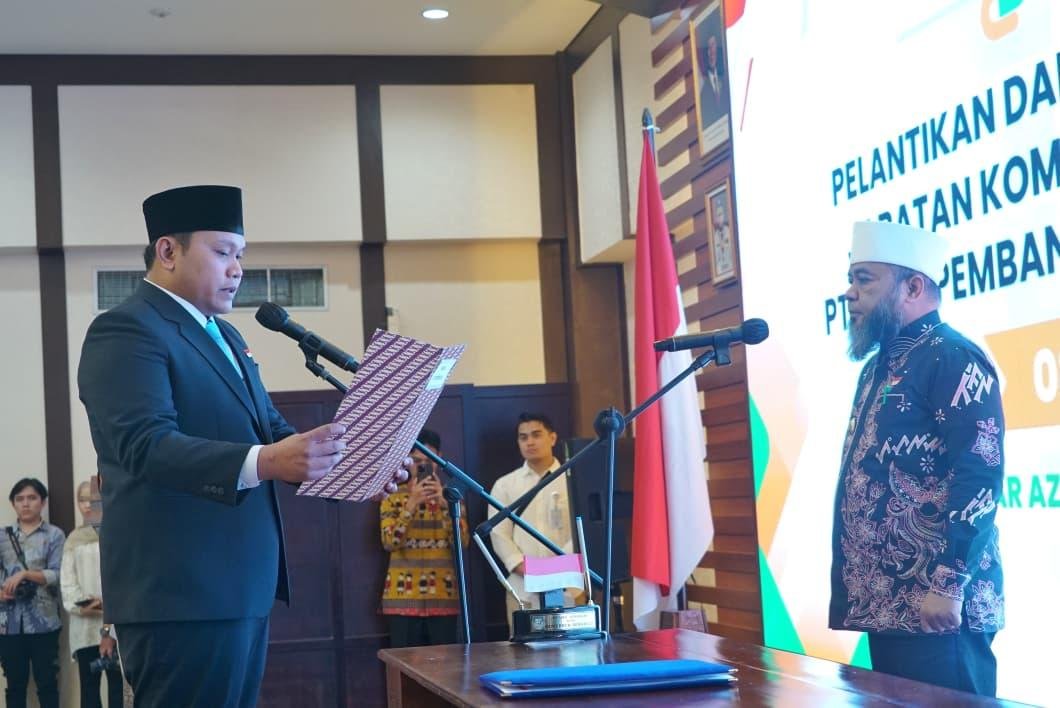 Gubernur Bengkulu, Hasan (kanan) melantik Andaru Pranata sebagai Komisaris Nonindependen Bank Bengkulu masa bakti 2026-2030, bertempat Aula H Mochtar Azehari, Graha Bank Bengkulu lantai 7, Minggu 8 Maret 2026.(Foto/Ist)
