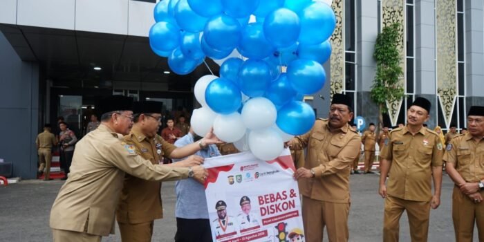 Gubernur dan Wagub Bengkulu, Helmi Hasan-Mian meluncurkan program diskon 50 persen pajak kendaraan bermotor (PLB) bagi kendaraan berplat polisi Non BD.(Foto/Ist)