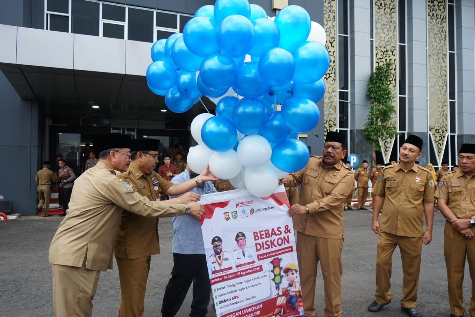 Gubernur dan Wagub Bengkulu, Helmi Hasan-Mian meluncurkan program diskon 50 persen pajak kendaraan bermotor (PLB) bagi kendaraan berplat polisi Non BD.(Foto/Ist)