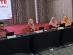Kepala OJK Bengkulu, Ayu Laksmi Sintya Dewi dan para dampingi pejabat OJK setempat memberikan keterangan pada acara OJK Update tahun 2026.(Foto HB/Usmin)