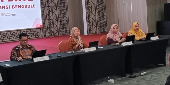 Kepala OJK Bengkulu, Ayu Laksmi Sintya Dewi dan para dampingi pejabat OJK setempat memberikan keterangan pada acara OJK Update tahun 2026.(Foto HB/Usmin)