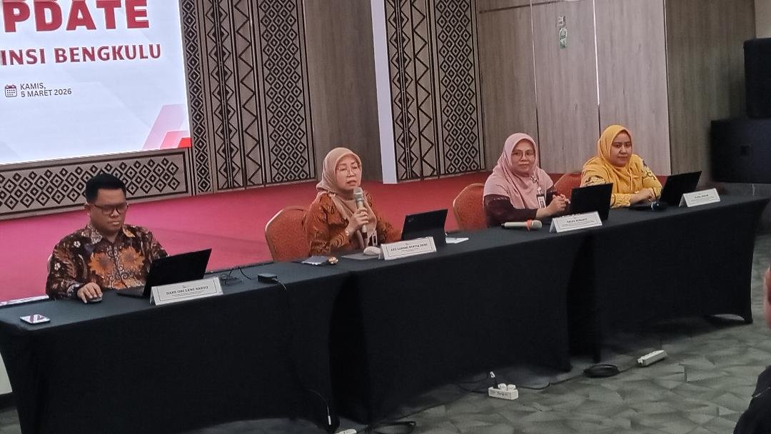 Kepala OJK Bengkulu, Ayu Laksmi Sintya Dewi dan para dampingi pejabat OJK setempat memberikan keterangan pada acara OJK Update tahun 2026.(Foto HB/Usmin)