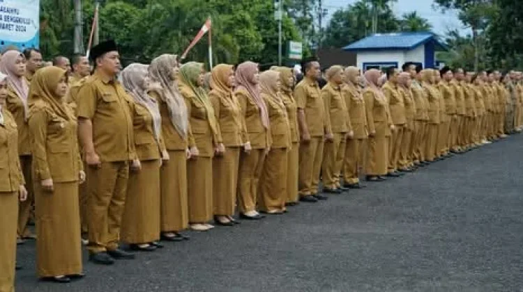 ASN Pemkot Bengkulu mengoikuti apel bulanan di halaman Kantor Pemkot setempat.(Foto/Ist)