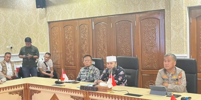 Gubernur Bengkulu, Helmi Hasan (tengah) didampingi Ketua DPRD Provinsi Bengkulu, Sumardi (kiri) dan Kapolda Bengkulu, Irjen Pol Mardiyono pimpin rakor matangkan persiapan menghadapi Idulfitri 1447 Hijriah mendatang.(Foto/Ist)