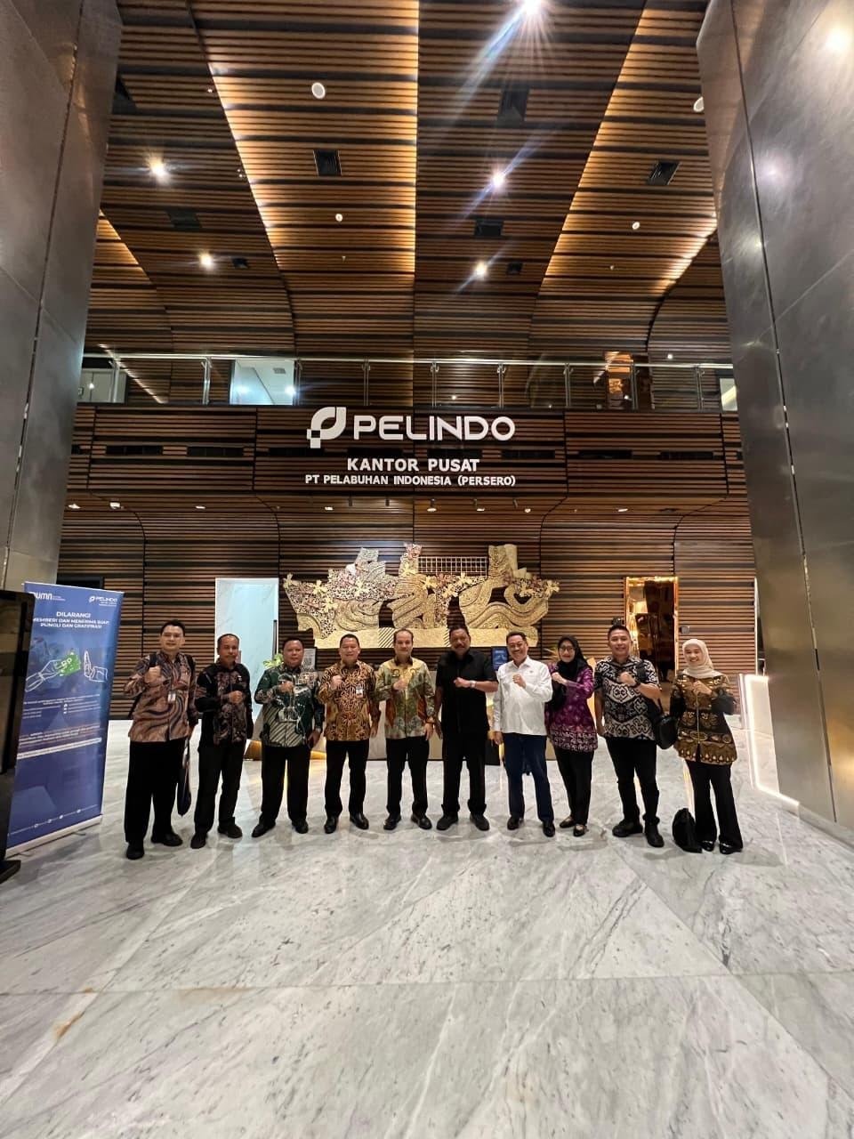 Wagub Bengkulu, Mian, Sekdaprov Herwan Antoni bersama pejabat Pemprov Bengkulu foto bersama usai menggelar rapat bersama pengembangan kawasan industri Pulau Baai dengan Dirut PT Pelindo di Kantor Pusat PT Pelindo, Jakarta.(Foto/Ist)