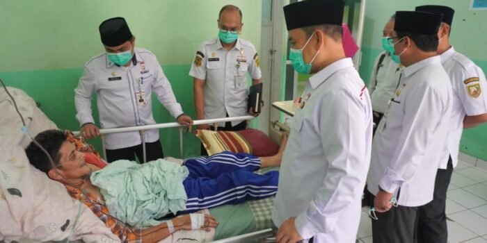 Sekdaprov Bengkulu, Herwan Antoni dan Asisten I, Khairil Anwar mengunjungi salah seorang pasien yang menjalani rawat inap ketika melakukan sidak ke RSUd Yunus Bengkulu, Rabu 11 Maret 2026.Foto/Ist)