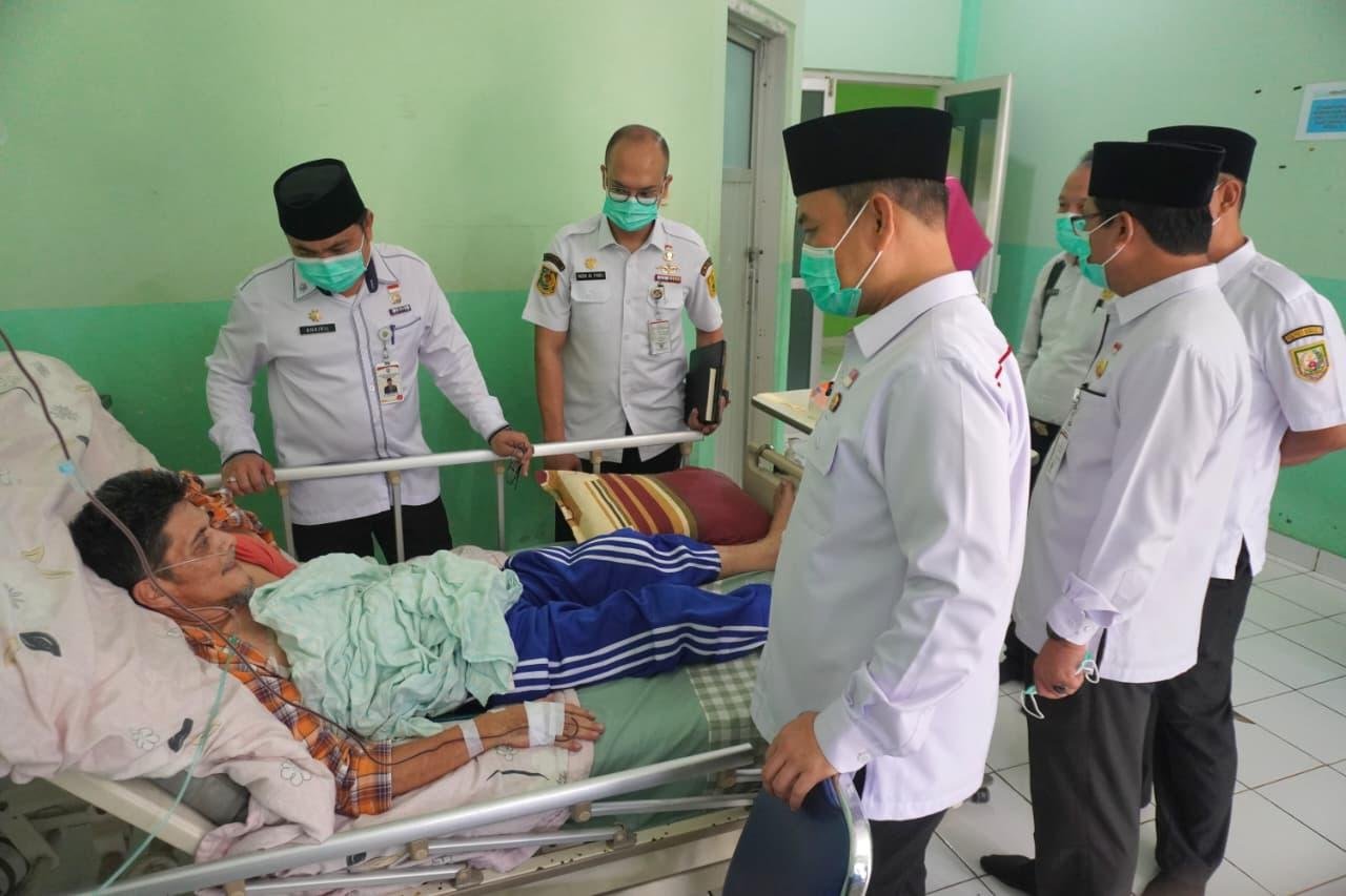 Sekda Herwan Sidak RSU Yunus Sekdaprov Bengkulu, Herwan Antoni dan Asisten I, Khairil Anwar mengunjungi salah seorang pasien yang menjalani rawat inap ketika melakukan sidak ke RSUd Yunus Bengkulu, Rabu 11 Maret 2026.Foto/Ist)
