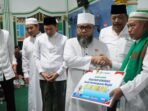Gubernur Bengkulu, Helmi Hasan menyerahkan bantuan pembangunan masjid sebesar Rp 50 juta ketika melakukan Safari Ramadan di Masjid Muhlisin di Desa Retak Mudik, Kecamatan Air Rumbai, Kabupaten Mukomuko, Sabtu malam.(Foto/Ist)