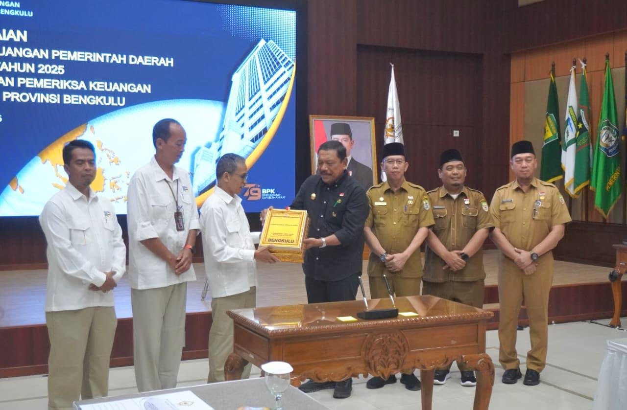 Wagub Bengkulu, Mian menyerahkan LKDP tahun 2025 kepada Kepala Perwakilan BPK-RI Bengkulu, Arif Agus, Selasa 31 Maret 2026.(Foto/Ist)