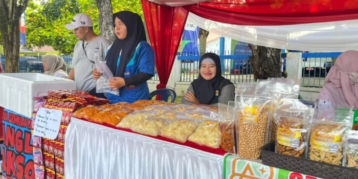 TVRI Bengkulu menggelar gerakan pangan murah untuk mengurangi beban masyarakat menghadapi Idulftitri 1477 Hijriah. Berbagai jenis sembako dan kue kebutuhan lebaran dijual dengan harga lebih murah dibanding harga di pasar tradisional setempat.(Foto/Ist)