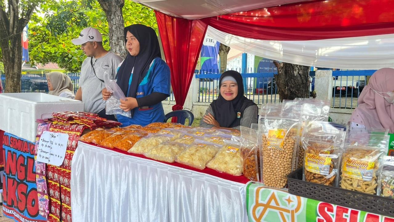 TVRI Bengkulu menggelar gerakan pangan murah untuk mengurangi beban masyarakat menghadapi Idulftitri 1477 Hijriah. Berbagai jenis sembako dan kue kebutuhan lebaran dijual dengan harga lebih murah dibanding harga di pasar tradisional setempat.(Foto/Ist)