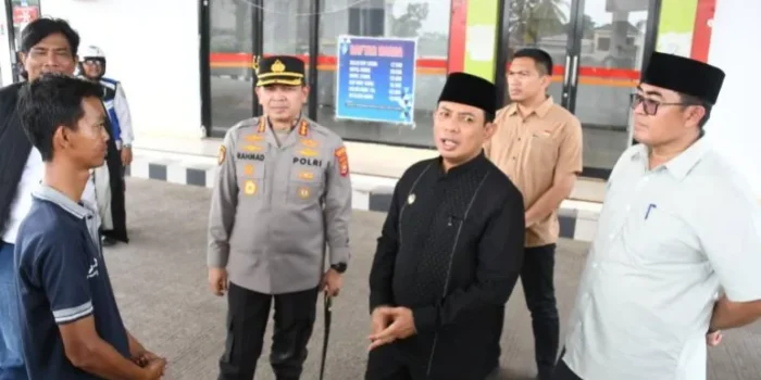 Wali Kota Bengkulu, Dedy Wahyudi, Kapolresta Bengkulu, Kombes Pol Rahmat Hidayat dan Plt Sekda Kota Bengkulu, Medi mengecek salah satu SPBU di daerah ini untuk memastikan stok dalam keadaan aman dan cukup.(Foto/Ist)