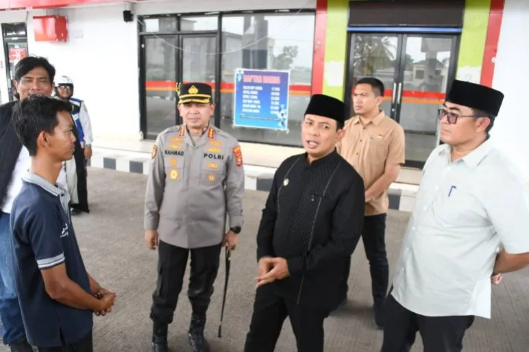 Wali Kota Bengkulu, Dedy Wahyudi, Kapolresta Bengkulu, Kombes Pol Rahmat Hidayat dan Plt Sekda Kota Bengkulu, Medi mengecek salah satu SPBU di daerah ini untuk memastikan stok dalam keadaan aman dan cukup.(Foto/Ist)