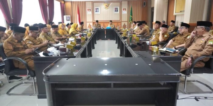 Sekda Bengkulu, Herwan Antoni pimpin rapat dengan sejumlah OPD dan instansi terkait dilingkup pemprov setempat untuk memperkuat ASN Pemprov Bengkulu bantu rakyat mulai dari sedekah nasi bungkus hingga zakat profesi.(Foto/Ist)