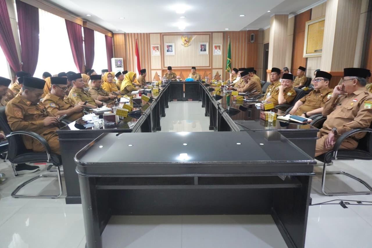 Sekda Bengkulu, Herwan Antoni pimpin rapat dengan sejumlah OPD dan instansi terkait dilingkup pemprov setempat untuk memperkuat ASN Pemprov Bengkulu bantu rakyat mulai dari sedekah nasi bungkus hingga zakat profesi.(Foto/Ist)