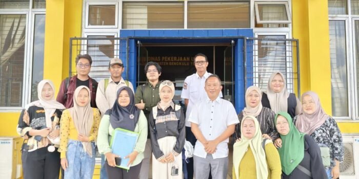 Sejumlah ibu dari pesisir Sungai Lemue, Pondok Kelapa Bengkulu Utara datangi Dinas PUPR setempat terkait abrasi pantai yang telah merusak rumah warga.(Foto/Ist)